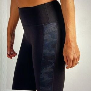 Vuori Women’s Black Leggings Camo Contrast Size S